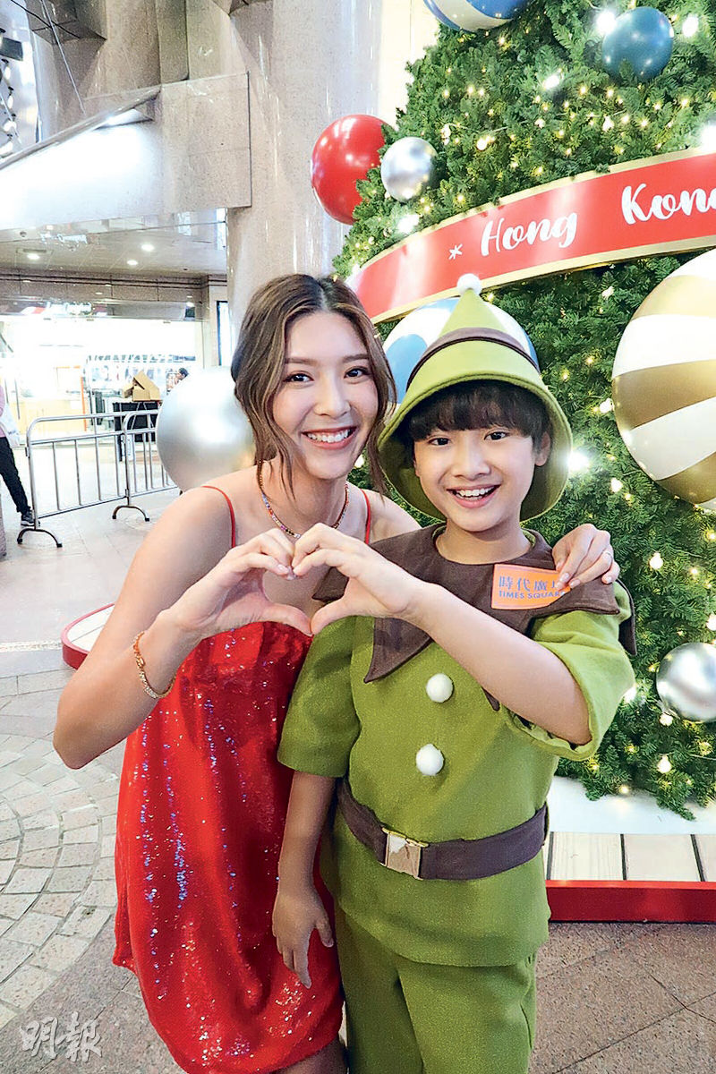 余香凝（左）與童星黃梓樂（右）出席商場活動，迎接聖誕佳節。（攝影/記者：鍾一虹）