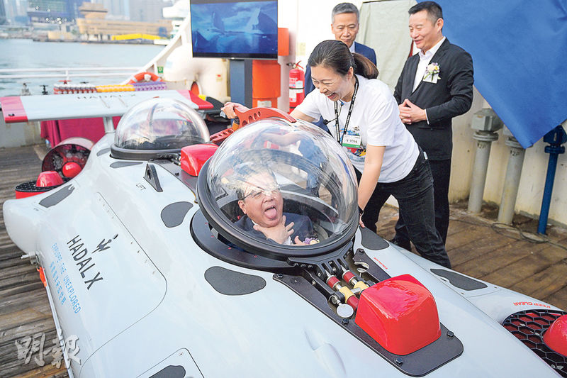 今次開放日會展示「HADALX載人觀光潛水器」（圖），外形如跑車，最多載兩人，能潛入100米水中觀察鯨魚等生物。昨日出席開幕禮的立法會議員劉智鵬親身試坐潛水器駕駛員座位。（鄧宗弘攝）