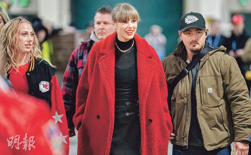 Taylor Swift到球場為男友Travis Kelce打氣，惹來敵對球迷冷嘲熱諷。