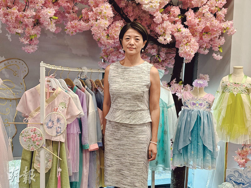 前海主題派對文化有限公司總經理周傑稱，公司創立主題裝扮服飾品牌「Dream Party」，她背後帶有漢服元素的「花仙子」系列是自主設計。（楊晨攝）
