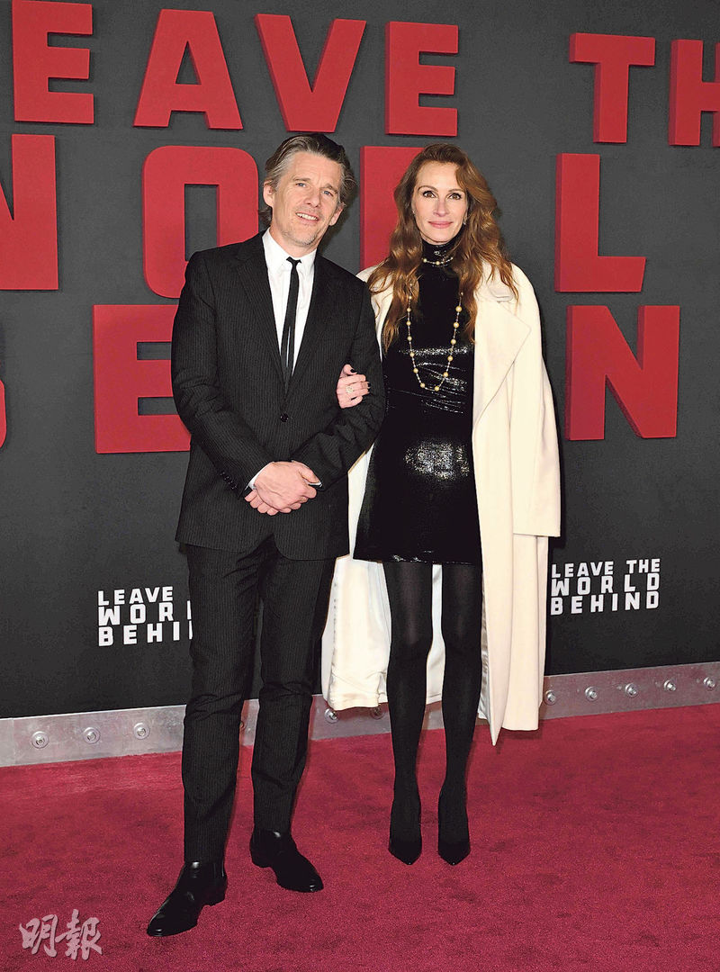 茱莉亞羅拔絲（右）與伊頓漢基（左）在Netflix新片《斷網假期》扮演夫婦，前日出席在紐約舉行的首映禮。（法新社）