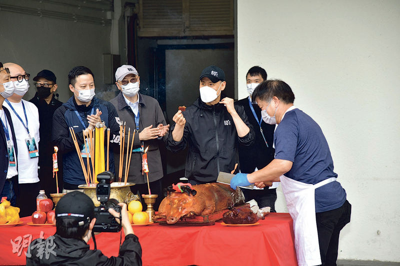 張學友除口罩吃燒肉。（攝影/記者：劉永銳）