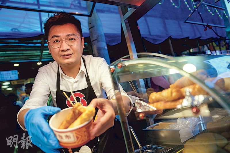 「品鮮台灣美食」檔主李先生說，會售賣台灣夜市常見美食，包括鹽酥雞、雞腿卷等，他期望節日期間營業時間可由現時最遲晚上11時，延長至凌晨一至二時。（楊柏賢攝）