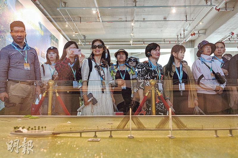 旅客參觀港珠澳大橋展廳的工藝模型。（鄧家烜攝）