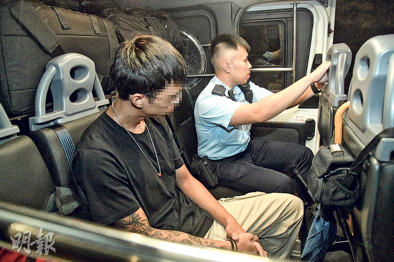 衝鋒隊警員在私家車檢獲大麻花，男司機（左）涉嫌販運危險藥物被捕，女乘客則涉嫌管有危險藥物被捕。（蔡方山攝）