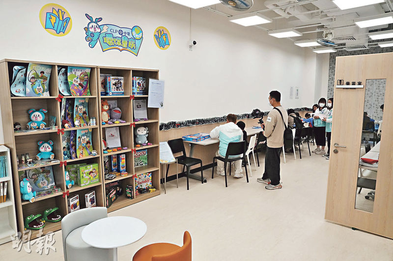 社區客廳設有各類設施，供劏房兒童使用，其中學習室（圖）設約20個座位，其中8個配有手提電腦；學習室另提供圖書和桌上遊戲。（楊柏賢攝）
