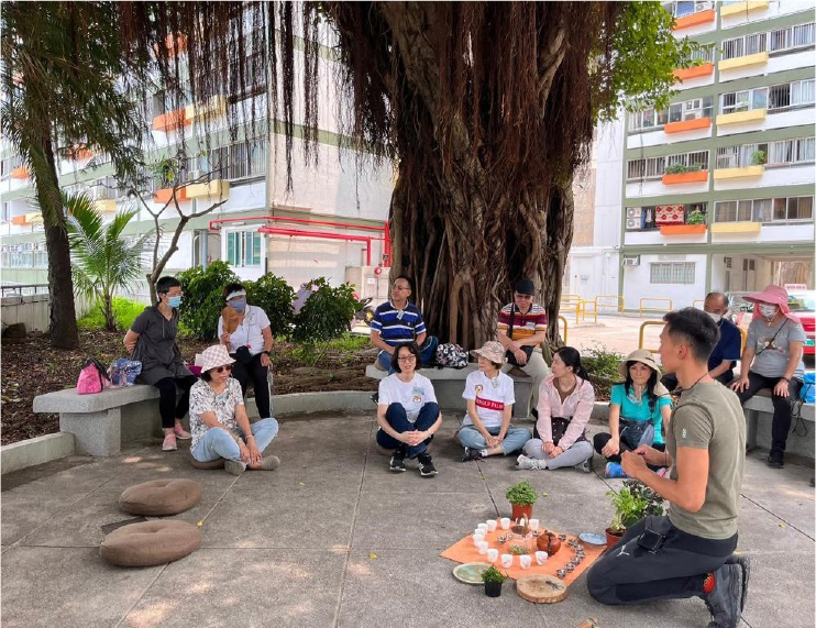 阮燕齡稱，參加「心靈友善屋邨」計劃其中一個深刻活動是「森林浴」，由導師帶領參加者到大榕樹下品茶，聽着樹葉聲和鳥鳴感覺非常放鬆。（房協及新生精神康復會提供）