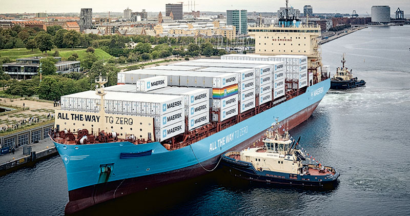 丹麥航運集團馬士基第一艘使用甲醇燃料的貨輪Laura Maersk於去年下水啟航，總長度172米，可運載2100個6米長貨櫃箱，曾先後到韓國及新加坡等港口加注甲醇燃料。圖為去年9月該貨輪抵達丹麥哥本哈根。（資料圖片）