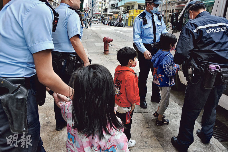 警員到家裏了解情况後，着三兄妹穿上外套及戴口罩，乘警車到警署，其後再往廣華醫院檢查身體。（孫華中攝）