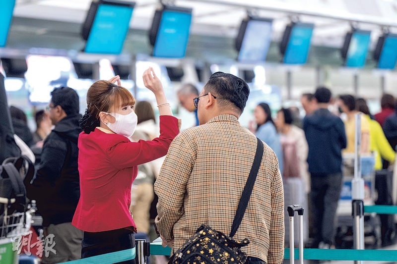 圖為昨日國泰登機櫃位情况。國泰昨日有10班離境航機取消，涉及台北、高雄、新加坡等目的地。（朱安妮攝）