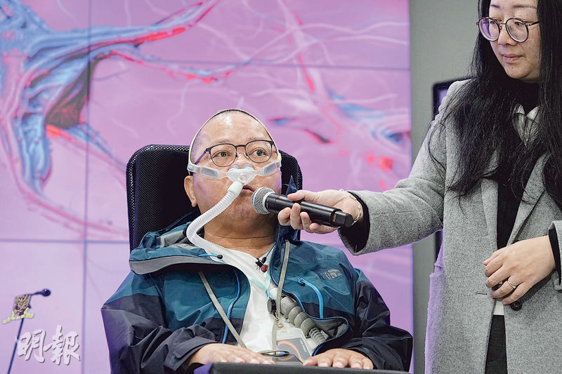 57歲施先生（圖）患上漸凍人症後呼吸困難及行動不便，需長期佩戴呼吸機及使用輪椅，在家居亦要不同儀器協助，開支不菲，期望政府及社會各界提供更多支援。（賴俊傑攝）