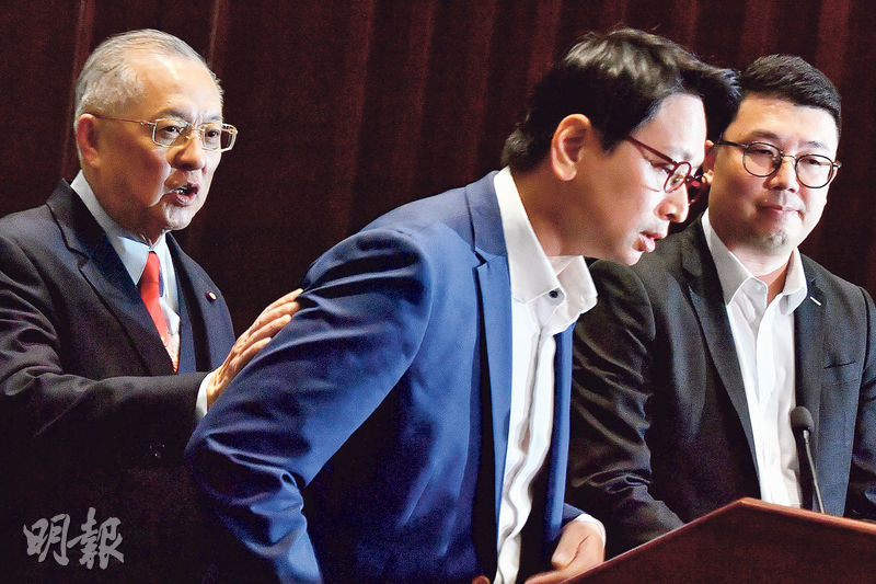 3名身兼中大校董的立法會議員張宇人（左起）、劉國勳及鄧家彪昨日一致稱尊重段崇智辭職的決定，重申屬段的個人選擇。（劉焌陶攝）