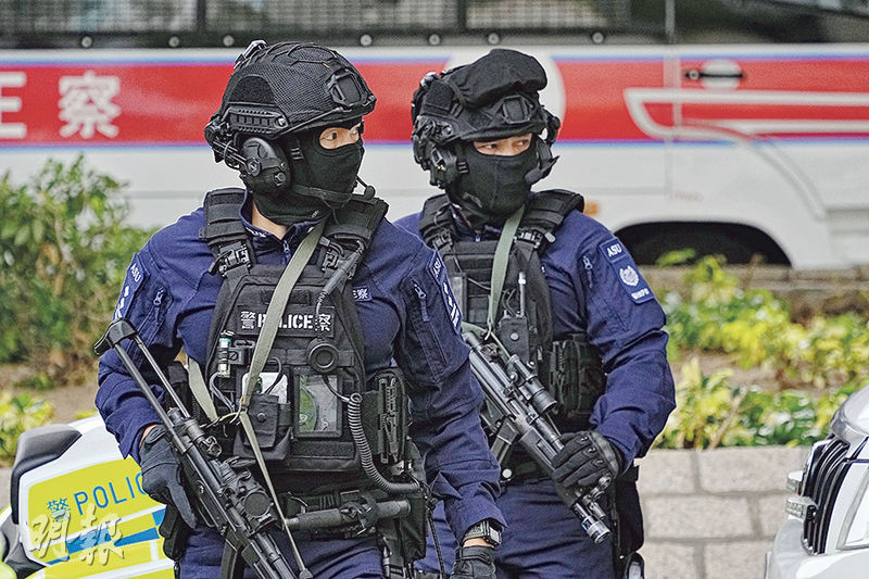 大批警員昨到西九龍法院大樓一帶戒備，包括荷槍實彈的機場特警隊人員。（賴俊傑攝）