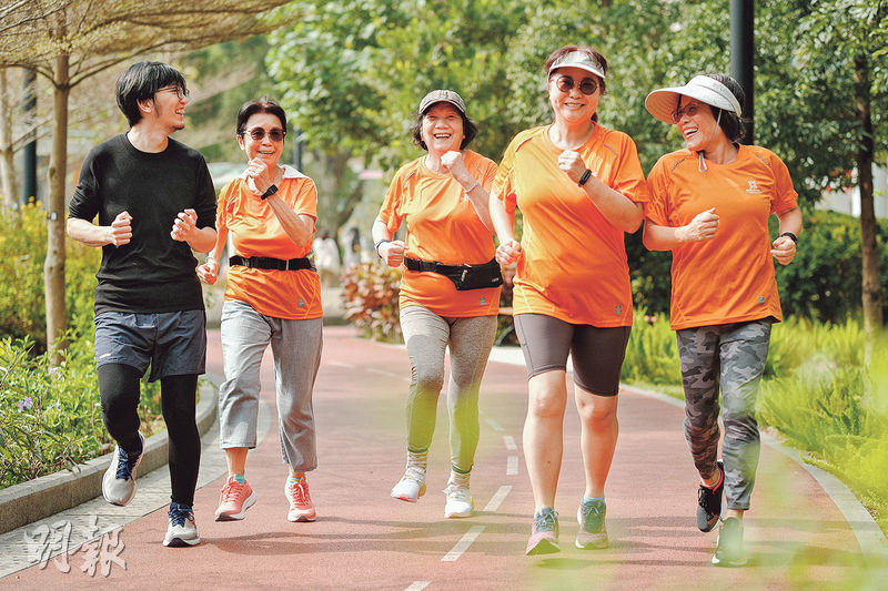 香港婦女中心協會近年舉辦跑步班，組織中年婦女做運動。Becky（左二起）、阿嬌、翠儀和婉儀曾於不同時期擔任照顧者角色，現在抽空發展跑步興趣，下周日將一同參加渣馬10公里賽。左一為社工阿延。（賴俊傑攝）