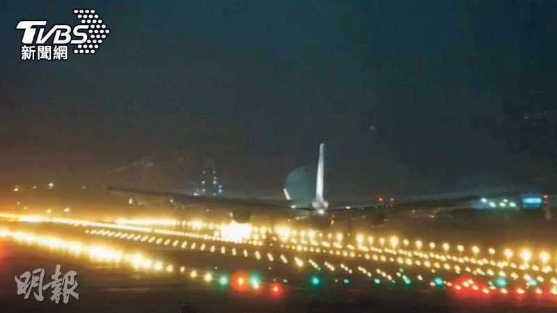 昨原由台北飛往香港的華航CI919航班起飛後發出「緊急情况」7700國際代碼，折返桃園機場。（TVBS截圖）