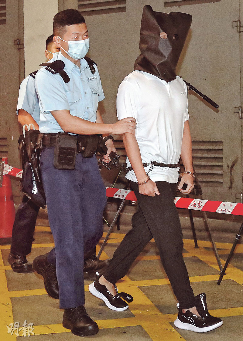 12港人案鄧棨然（右）去年8月在內地刑滿返港，移交香港後還押。他昨在區域法院承認涉及潛逃案的妨礙司法公正罪。（資料圖片）