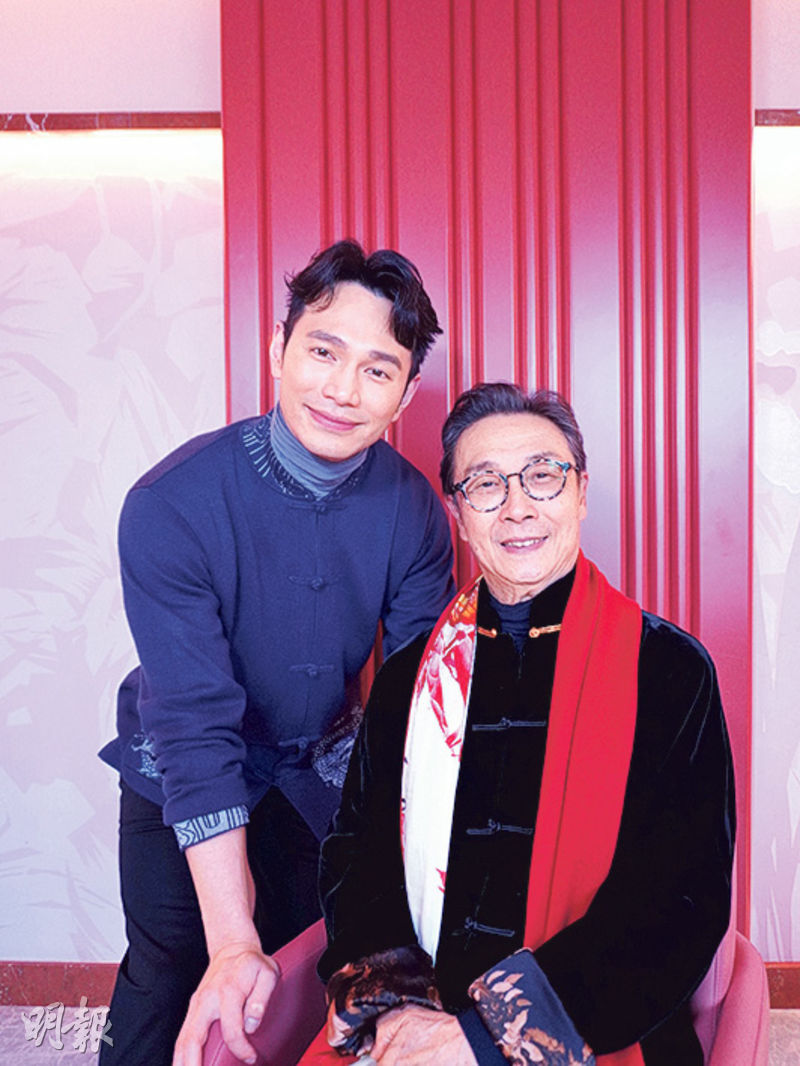 劉松仁（右）精神奕奕與王梓軒（左）接受訪問，為音樂劇《利瑪竇》宣傳。