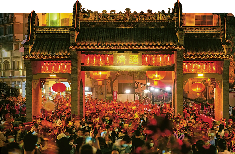 每年正月十五傍晚起，佛山人有走通濟橋的習俗，祈求新一年平安順利。（網上圖片）