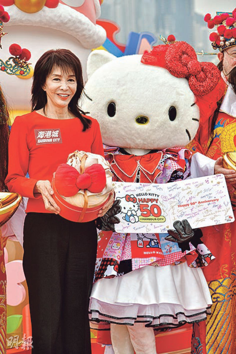 Do姐擔任賀歲活動司儀，再與Hello Kitty同台。（攝影：劉永銳）
