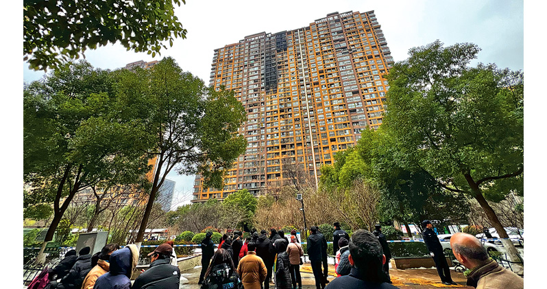 電動單車起火 南京高廈燒通頂15死 曾被舉報充電亂 整改後有居民仍不聽勸