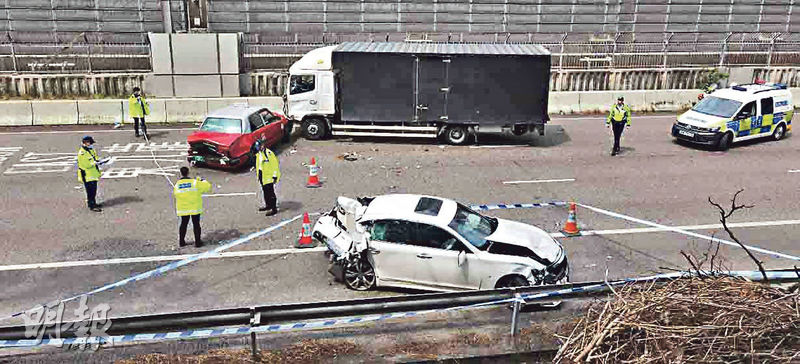 貨車撼的士及私家車意外後，私家車被撞飛至左邊路肩，接近180度掉頭，車頭及車尾嚴重損毁。的士被撞後橫亘中快線之間，車牌飛脫，車尾嚴重損毁，車頭緊貼停在快線的中型貨車。涉事一段大老山公路往九龍方向一度全線封閉，警員在場蒐證。（林智傑攝）