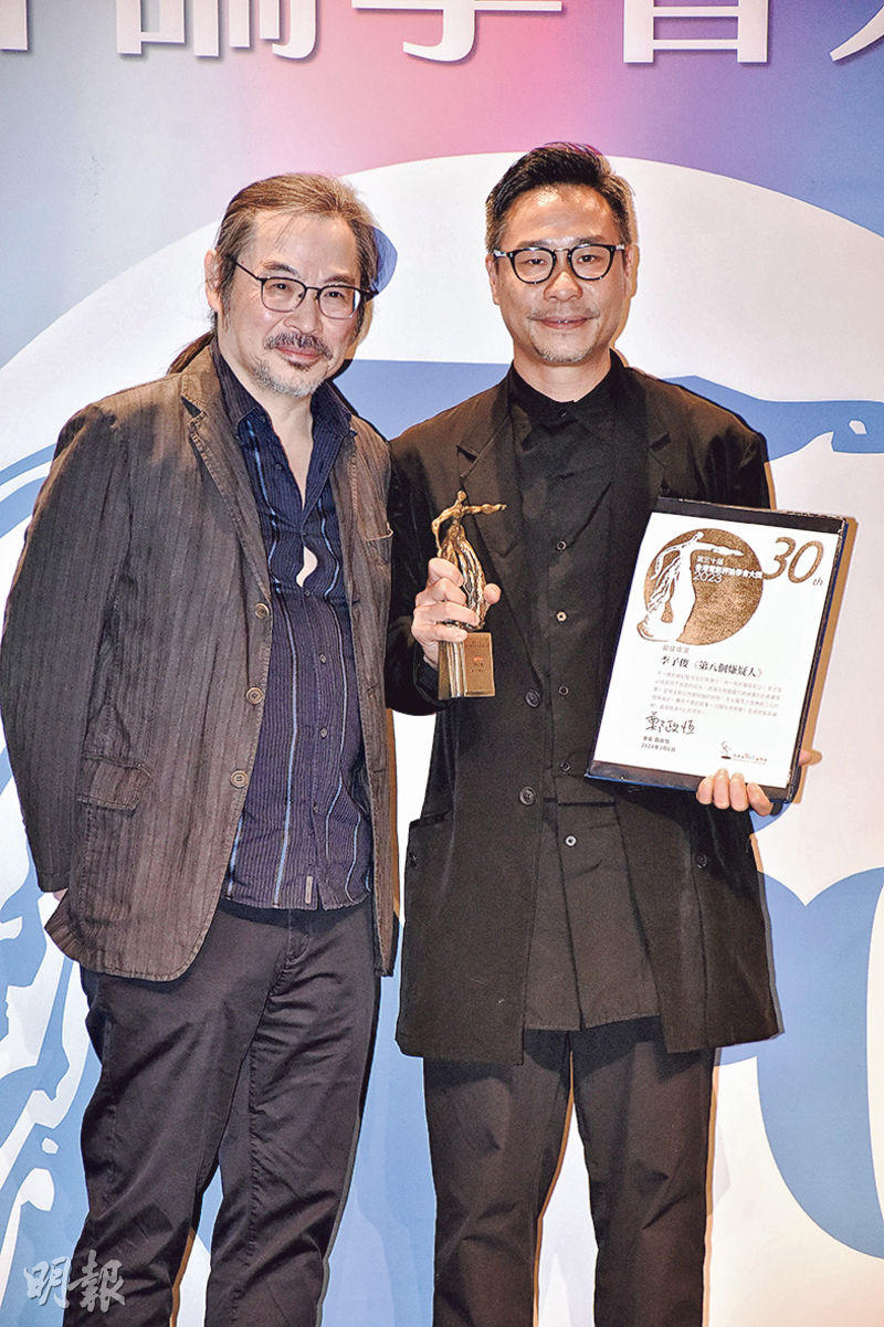 韋家輝（左）頒發最佳導演獎給李子俊（右）。（攝影：鍾偉茵）