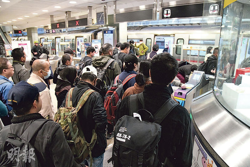 昨早5時許港鐵小蠔灣車廠路軌對開發生火警，機鐵及部分東涌線停駛，7時許陸續恢復正常，大批乘客在欣澳站入閘登車。（蔡方山攝）