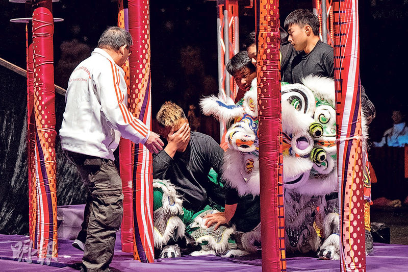 中國香港獅隊B隊、夏國璋龍獅隊跳躍時失足倒下，現場觀眾對佢哋嘅支持掌聲同叫喊聲隨即遍佈紅館，隊伍唞咗一陣繼續舞過，並完成賽事。（朱安妮攝）