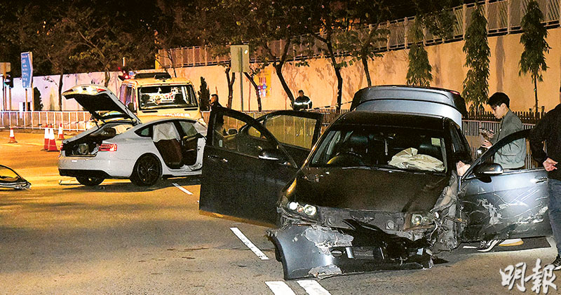 一輛白色平治昨天凌晨在屯門被截停，司機被斬至重傷。兩個刀手乘坐的私家車事後撞毁，橫亘路中。（蔡方山攝）