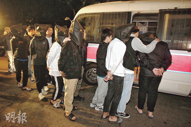 新界北總區反黑組接手調查3案，截至昨晚11時拘捕13人，包括屯門新義安頭目「肥格」（右一）。（伍浦鋒攝）