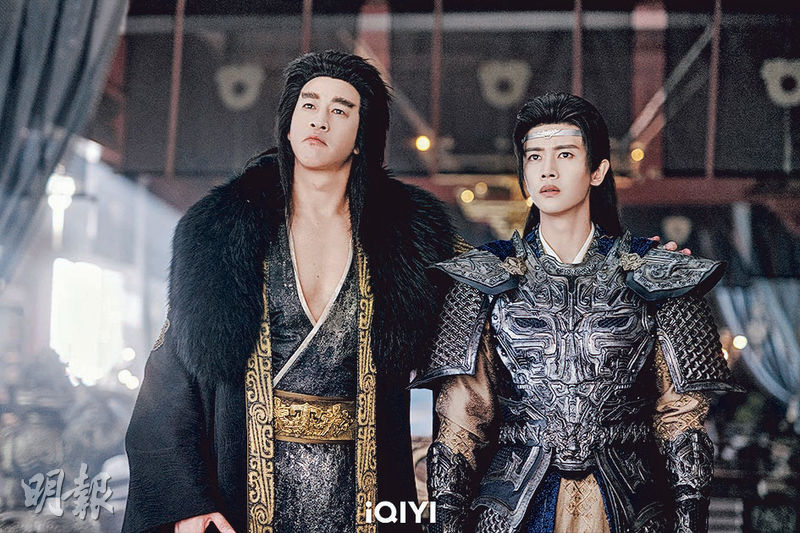 何潤東（左）在《烈焰》飾演任嘉倫（右）的爸爸。（劇照）