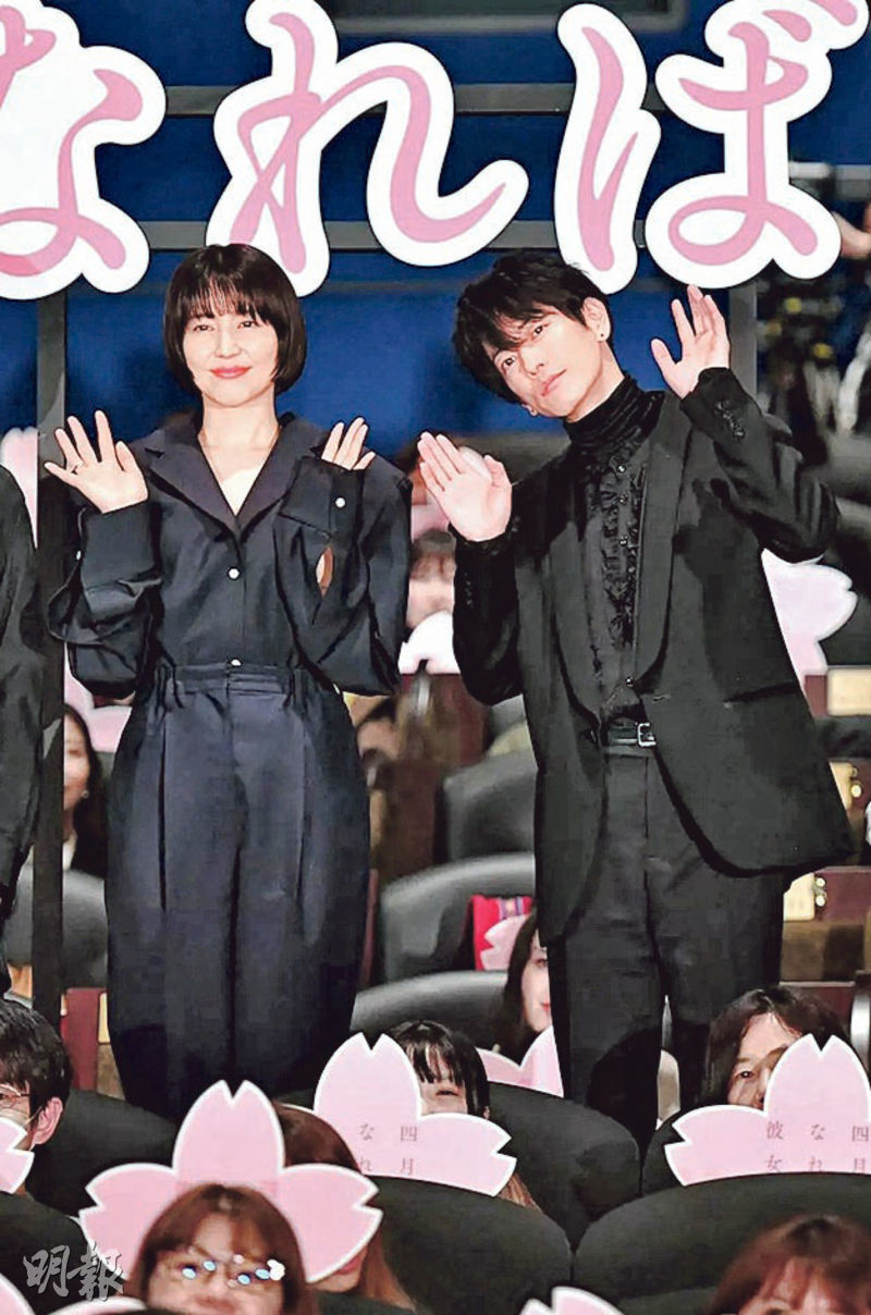 長澤正美（左）與佐藤健（右）以全黑情侶裝出席新片宣傳活動。