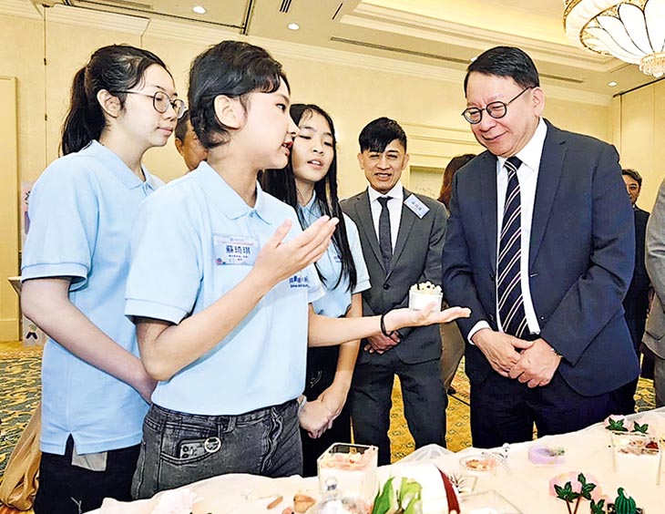 共創明「Teen」校友會青年委員噚日舉行就職禮，政務司長陳國基（右一）同校友交流，仲聽校友介紹佢哋喺團體活動做嘅手工作品。（陳國基fb）