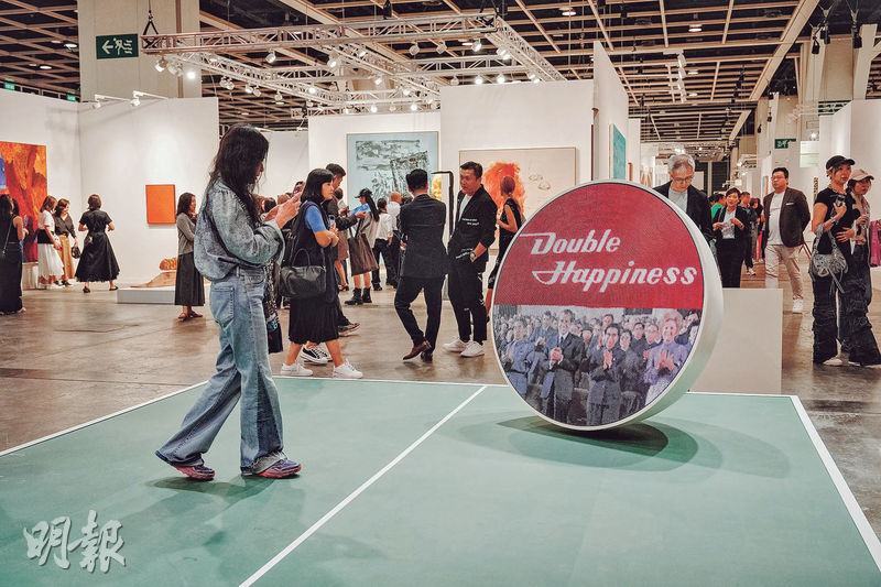 新加坡藝術家黃漢明雕塑裝置《Friendship First》底部模仿乒乓球桌，兩個半球體則是模仿乒乓球，並作為投影屏幕，播放1970年代中美「乒乓外交」資料片，反映藝術家對中美關係的關注。（鍾林枝攝）