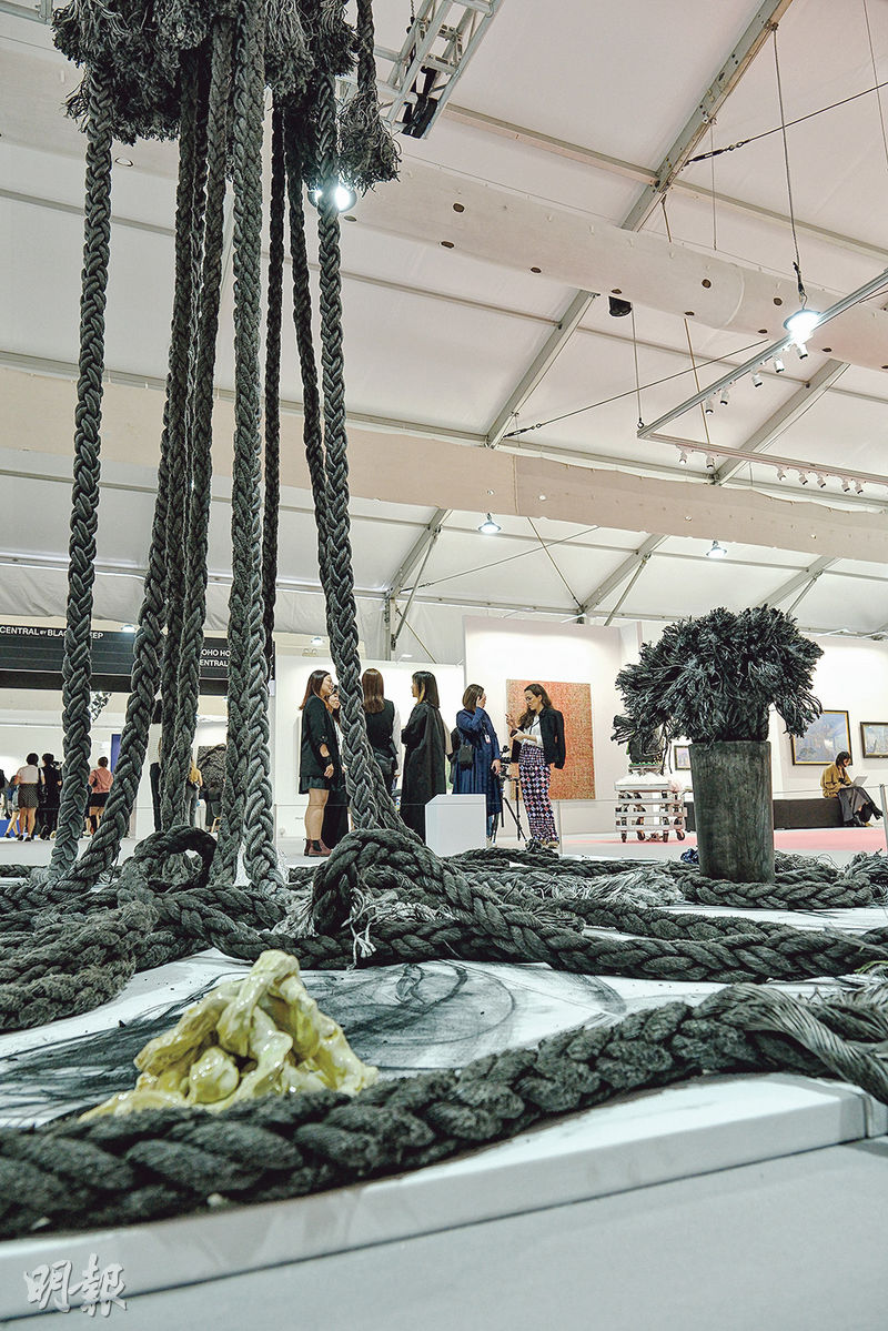 今屆Art Central「異體雕塑及裝置項目」選出5件大型作品，包括韓國藝術家Sangsun Bae的繩綁和陶瓷結構裝置《無線延續》（2024），藝術家以繩結代表作為母親和妻子的情感體驗，暗示人與人之間的聯繫，例如結婚通稱「喜結連理」；新生兒臍帶被剪斷、打結。（鄧家烜攝）