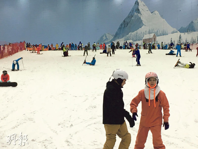 廣州融創文旅城設有「熱雪奇蹟」滑雪場，市民可在南方體驗真雪。（區慧盈攝）