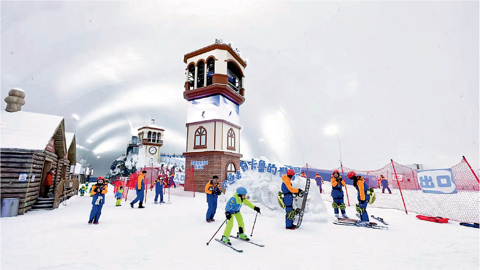 觀瀾湖的滑雪區採用模擬造雪技術，雪質接近天然粉雪。（觀瀾湖提供）