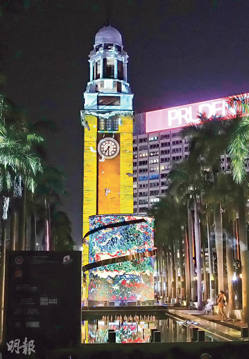 政府昨日為「藝術@維港2024」項目之一的「梵高．樂印」舉行開幕禮，展覽以梵高畫作為核心，創作出數碼藝術作品《迴圈》，利用LED技術在尖沙嘴鐘樓前方投放三維光雕影像。（楊柏賢攝）