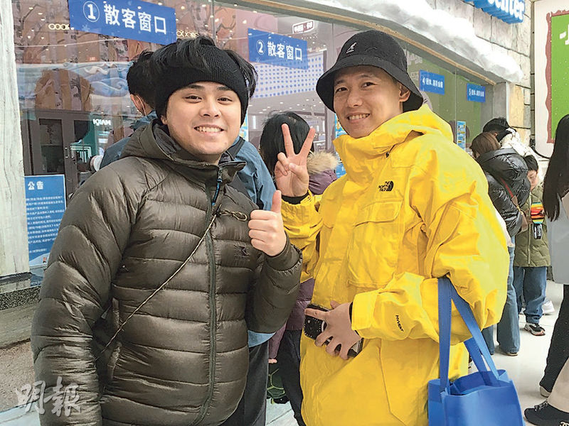 周先生（左）一行5人趁周末從香港乘搭高鐵至廣州滑雪，他說已成為會員，日後會常光顧。（區慧盈攝）