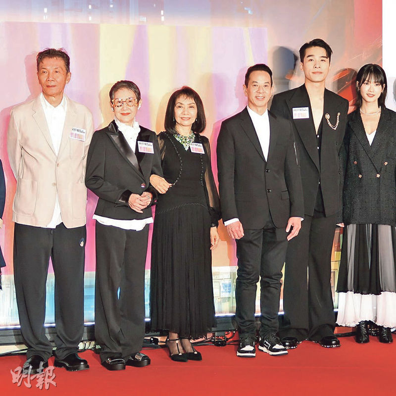 太保（左起）、李琳琳、區嘉雯、導演楊曜愷、梁仲恆和廖子妤出席香港國際電影節開幕禮。（攝影/記者：柯美）