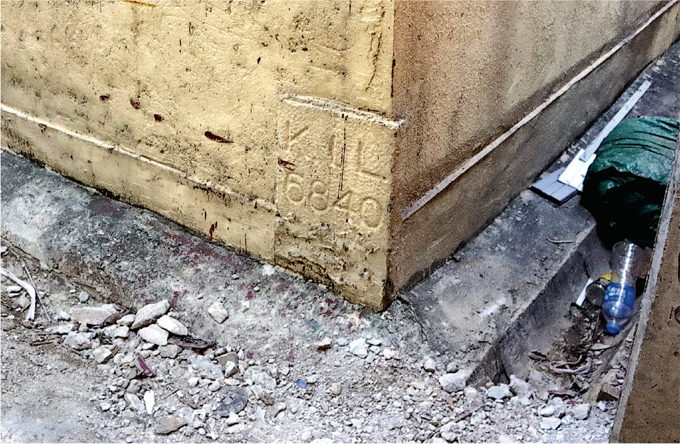 考城學社去年到市建局盛德街／馬頭涌道項目地盤，發現舊樓牆角「隱藏」了土地邊界的界石，遂去信市建局要求保留。（考城學社提供）
