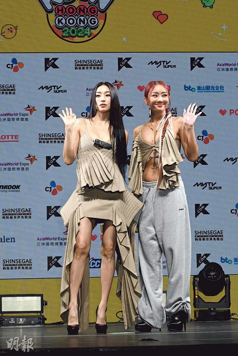 Sistar19成員寶拉（左）及孝琳（右）以性感造型踏上紅地氈而成為焦點。（攝影：鍾偉茵）