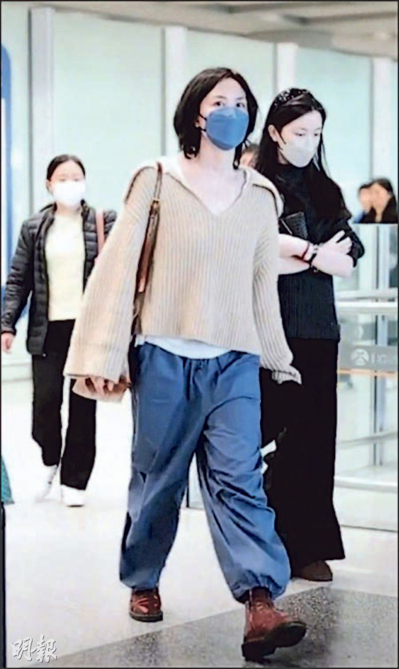 Sa fille Li Yan apparaît à l'aéroport, Faye Wong, 54 ans, reçoit des ...