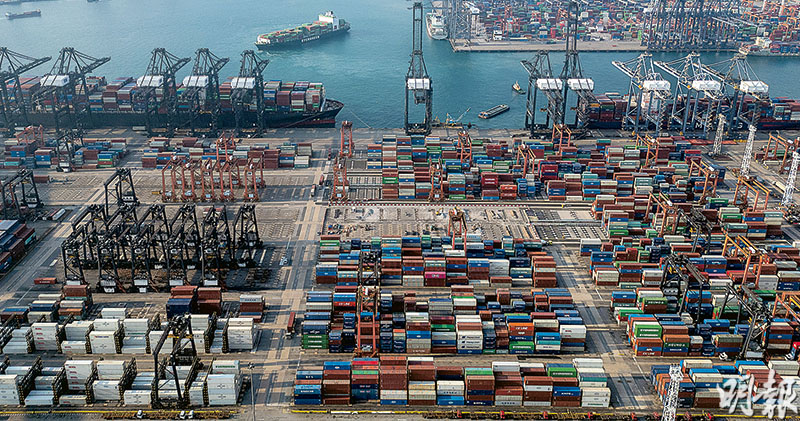 國際航運界研究機構Alphaliner公布統計顯示，香港去年港口吞吐量按年減14.1%至1434萬個標準箱，跌出全球十大貨櫃港排名。圖為香港葵涌貨櫃碼頭。（ 鄧宗弘攝）