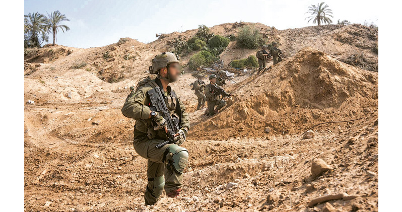以色列準備隨時攻入拉法之際，以軍周四發布照片，顯示以軍在加沙中部進行軍事行動。（新華社）