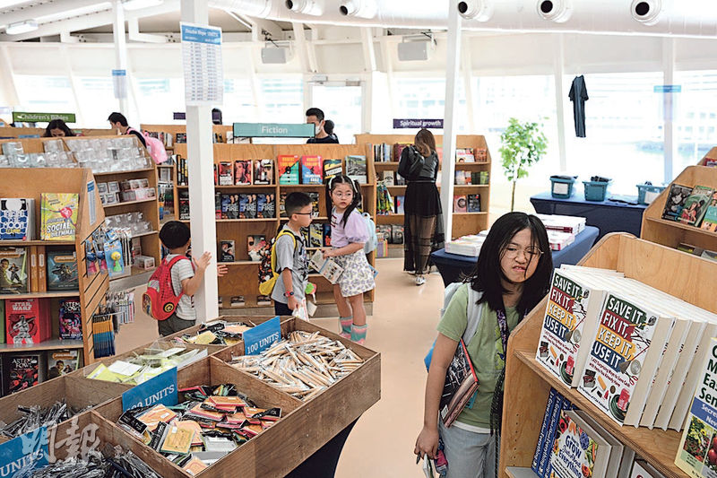 Le navire maritime d’exposition de livres “Wangpu” effectue sa première visite à Hong Kong pour vendre des livres et faire des œuvres caritatives – 20240505 – Hong Kong News – Daily Ming Pao