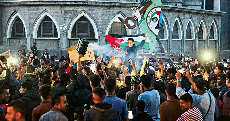 巴勒斯坦人周一聽聞哈馬斯接納休戰方案後，在拉法街頭歡喜慶祝，惟不久以色列指方案遠未滿足以色列的基本要求，令立即停火希望破滅。 （法新社）