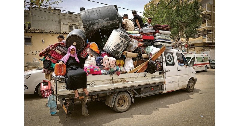 加沙南部拉法市上周五有巴人把家當堆在貨車上，逃離至較安全地方。以軍昨擴大對拉法的疏散令，被視為是加強對拉法軍事行動作準備。（法新社）