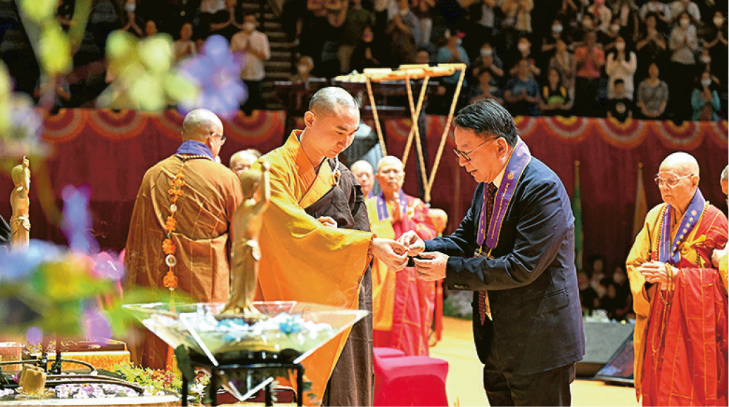 【Emily】La strophe bouddhiste de Chan Kwok-kee à l’occasion de l’anniversaire de Bouddha parle de l’équipe de soins – 20240516 – Hong Kong News – Daily Ming Pao