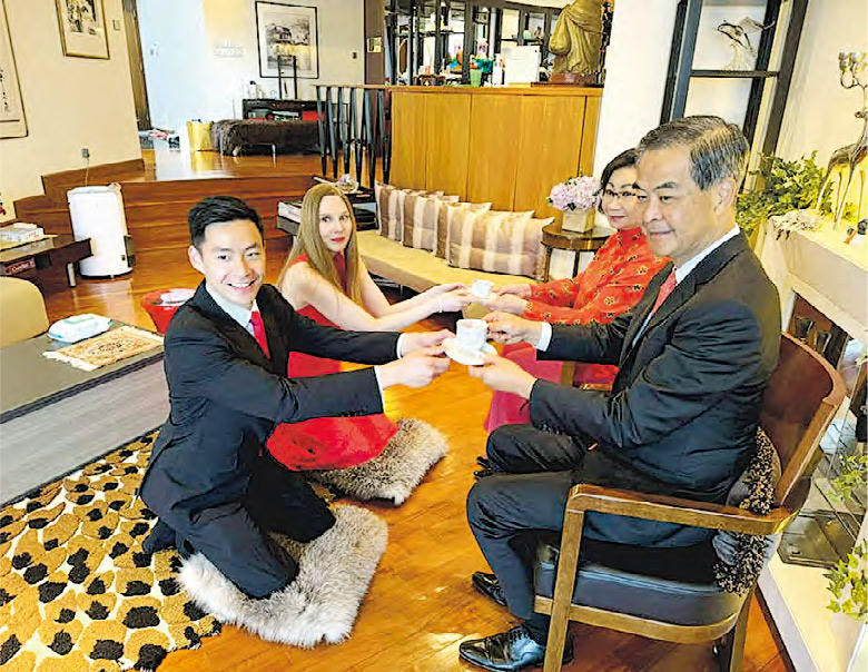 【Emily】Leung Chun-ying boit du nouveau thé finlandais après la cérémonie de mariage de son fils aîné – 20240520 – Hong Kong News – Daily Ming Pao